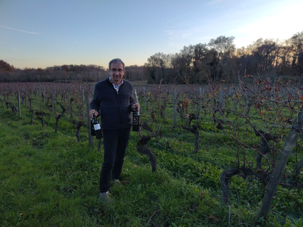 Les dernières visites se sont faites proche de Bordeaux. Ici le dégustateur est dans des parcelles de vignes de l’appellation Montagne Saint Emilion, deux bouteilles à la main !